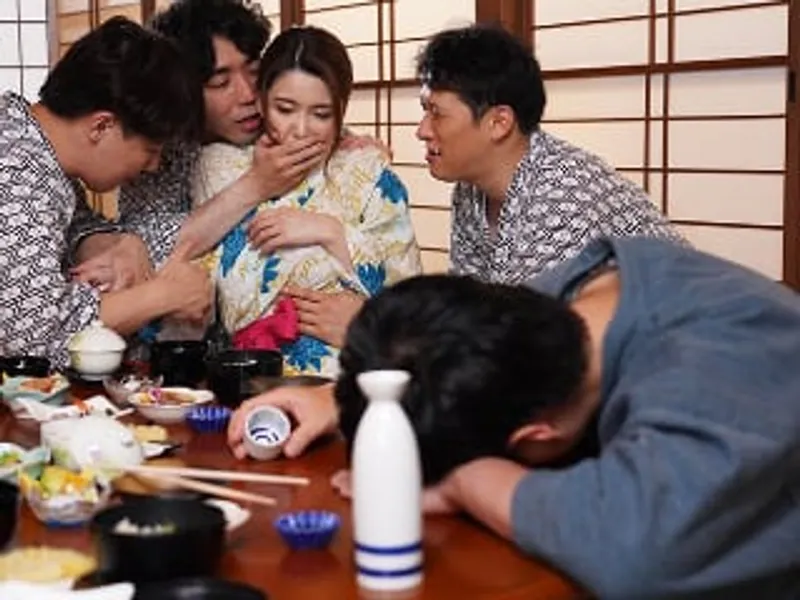 đưa vợ đi suối nước nóng, gã chồng không biết vợ bị người khác trả bài sấp mặt