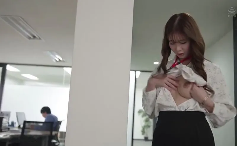 Bí ẩn đằng sau cô nhân viên bề ngoài nghiêm nghị, thực chất là “nữ thần dâm đãng”