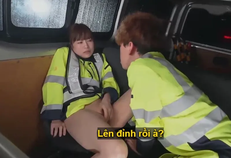 Vợ yêu đi làm kiếm thêm phụ ông chồng rồi lại rung động với cậu trai trẻ vì thiếu thốn