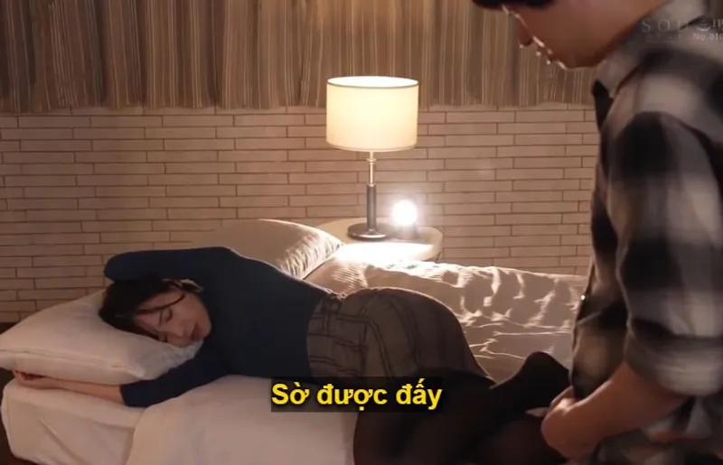 Một đêm mất ngủ với nữ phát thanh viên được ca tụng khi ở cùng phòng khách sạn