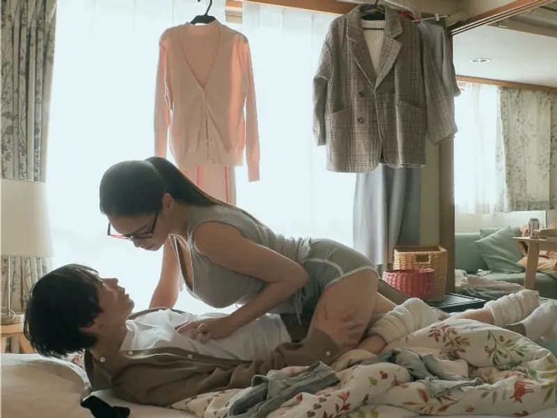 được chị nhà đối diện "an ủi" khi em ghệ đi ngoại tình